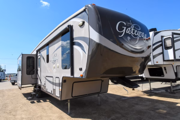 Spacious Home-on-Wheels Fifth w/ Tons of Storage - $96/wk