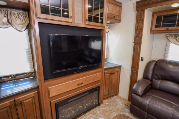 Spacious Home-on-Wheels Fifth w/ Tons of Storage - $96/wk - Image 14