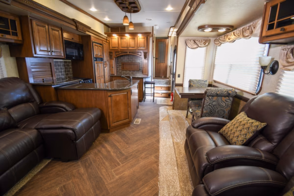Spacious Home-on-Wheels Fifth w/ Tons of Storage - $96/wk - Image 15
