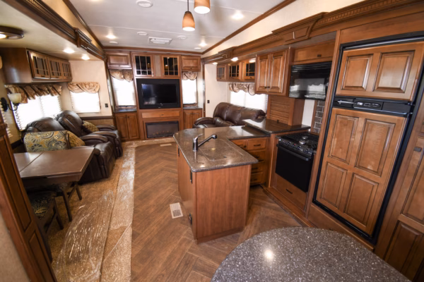Spacious Home-on-Wheels Fifth w/ Tons of Storage - $96/wk - Image 5