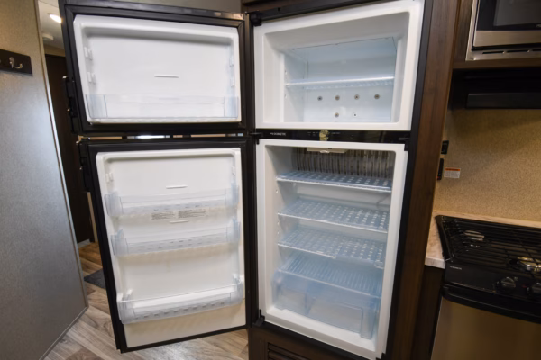 Spacious & Slick Couples' w/ EXT Fridge - $68/wk - Image 11