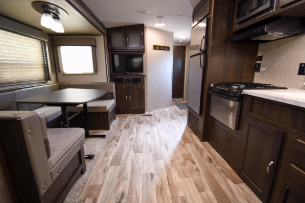 Spacious & Slick Couples' w/ EXT Fridge - $68/wk - Image 14