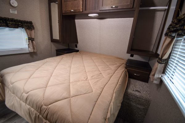Spacious & Slick Couples' w/ EXT Fridge - $68/wk - Image 19