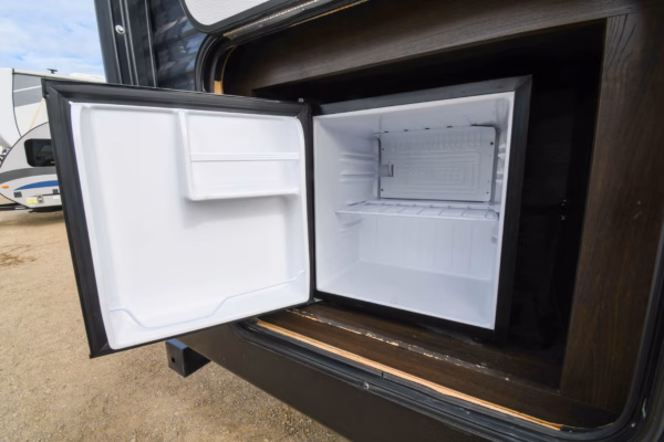 Spacious & Slick Couples' w/ EXT Fridge - $68/wk - Image 4