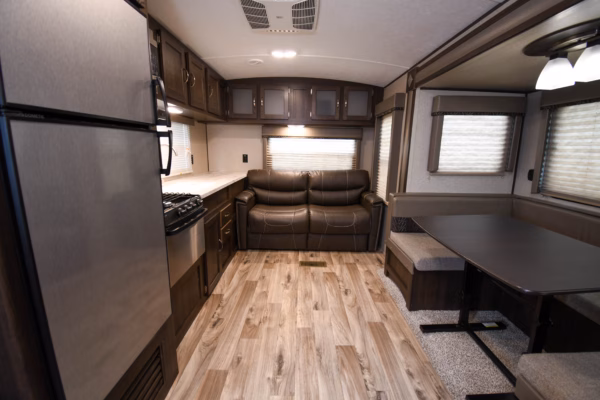 Spacious & Slick Couples' w/ EXT Fridge - $68/wk - Image 6