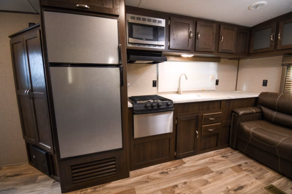 Spacious & Slick Couples' w/ EXT Fridge - $68/wk - Image 7