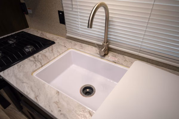 Spacious & Slick Couples' w/ EXT Fridge - $68/wk - Image 8