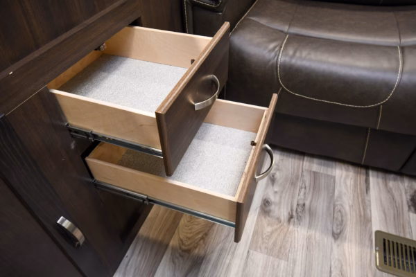 Spacious & Slick Couples' w/ EXT Fridge - $68/wk - Image 9