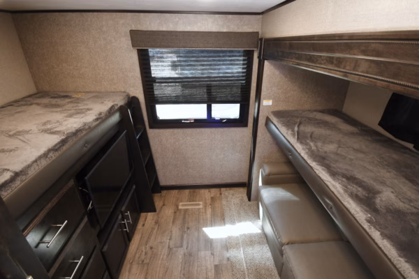 Spacious & Modern Bunkhouse Trailer - $135/wk - Image 15