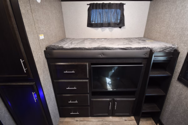 Spacious & Modern Bunkhouse Trailer - $135/wk - Image 17