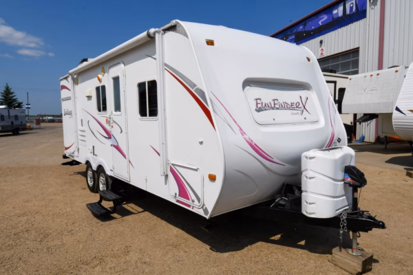 Easy-to-Tow 1-Slide Trailer w/ Camp Kitchen - $35/wk