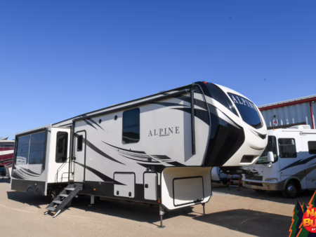 3-Slide Luxury Fifth w/ Lotsa Storage - $208/wk