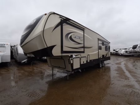 2018 Laredo 325RL