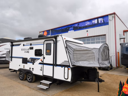 Lightweight Pop-Out Trailer Trailer Sleeps 10 - $70/wk